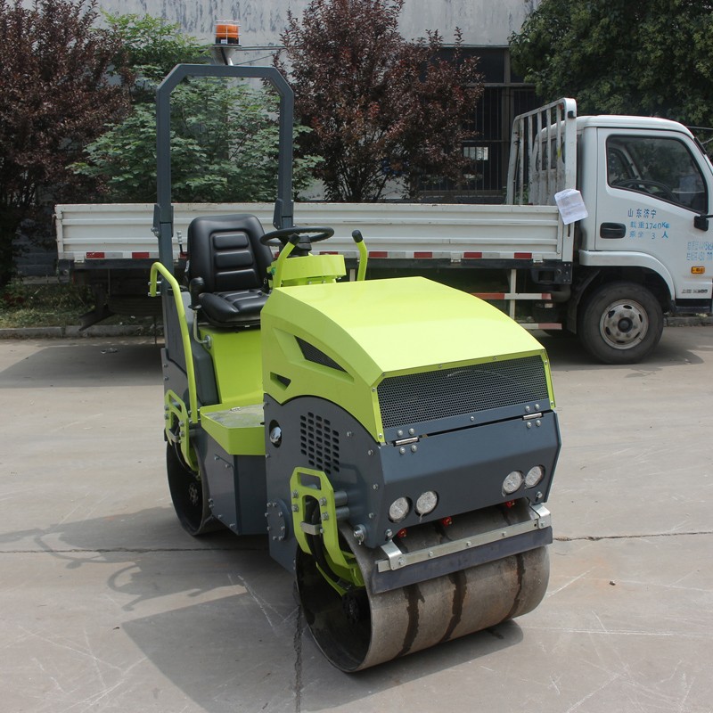 振動(dòng)異常的小型壓路機(jī)，大概率是振動(dòng)軸承出現(xiàn)了問題